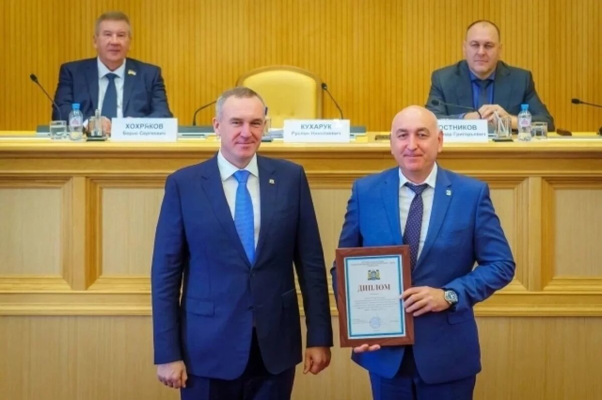    Глава Югры вручил награды руководителям территорий.