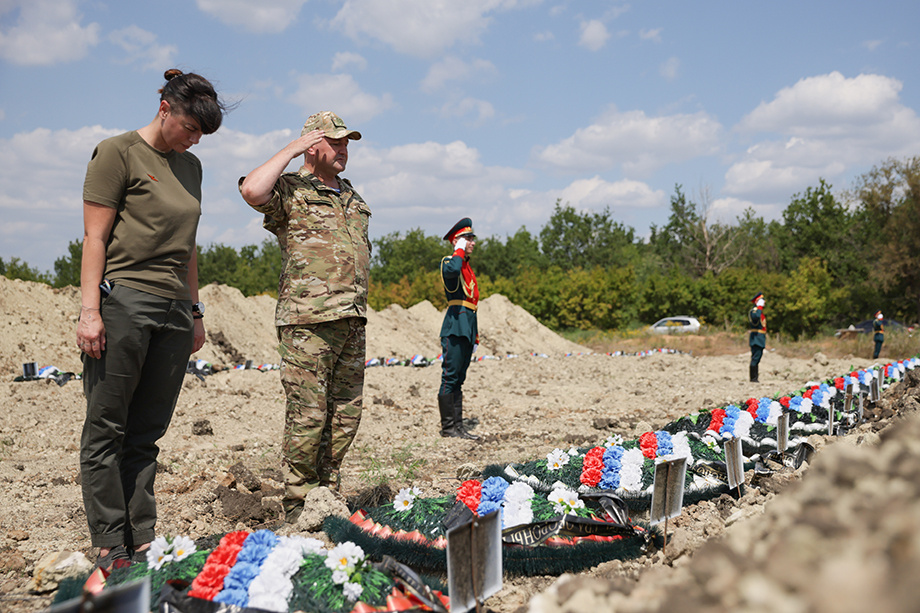 Церемония захоронения останков российских военнослужащих, погибших в ходе проведения СВО на территории Донбасса, около мемориального комплекса  «Незаживающая рана Донбасса». | Фото: Александр Река/ТАСС