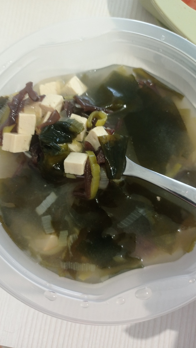 Тофу, водоросли, древесные грибы, бульон рыбный и куриный. 