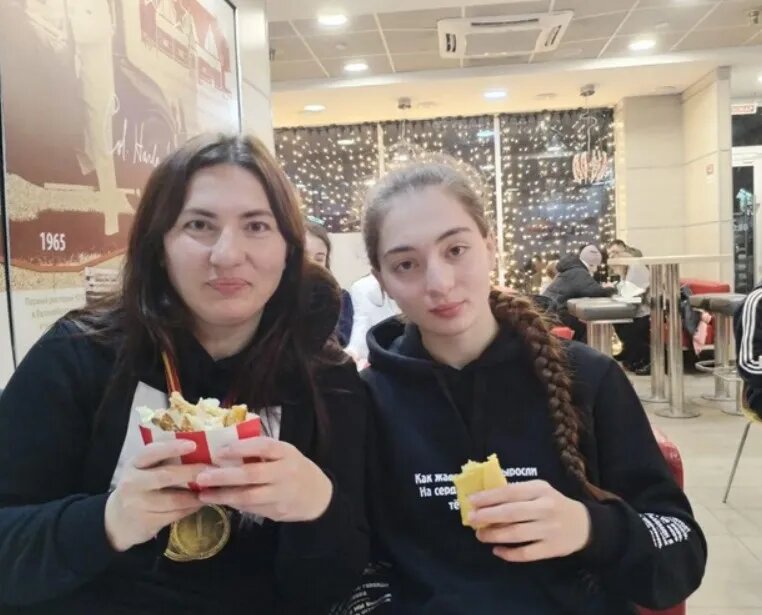 Анны Цомартова с мамой. ФОТО: соцсети