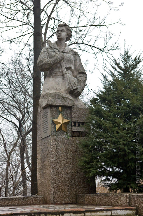 Памятник М.Н. Цукановой на территории военного госпиталя ТОФ. г. Владивосток.