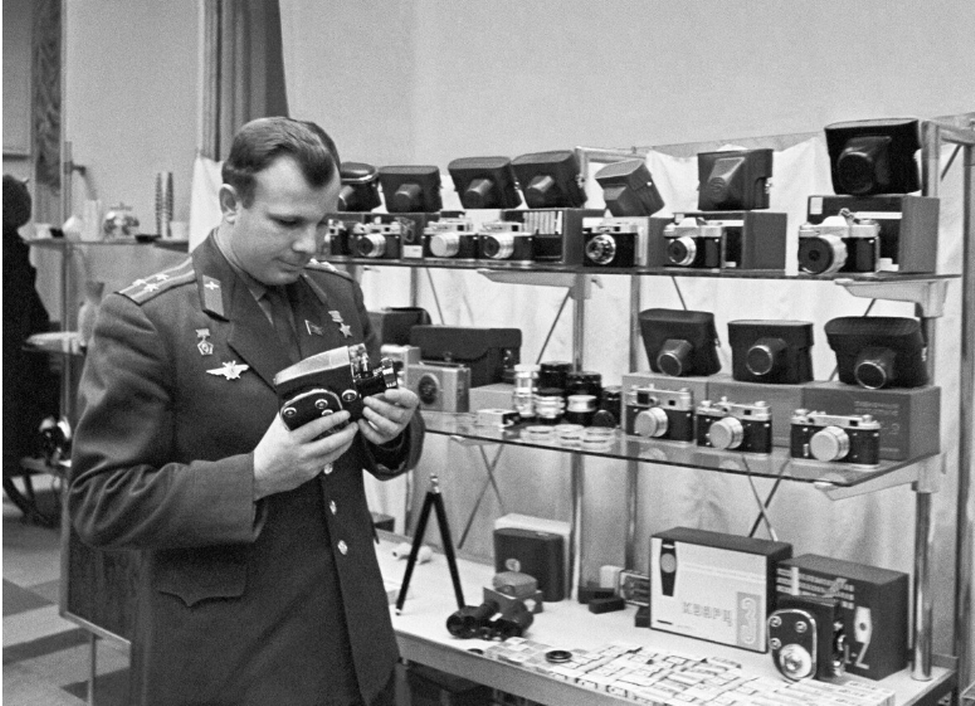 Юрий Гагарин выбирает фотоаппарат