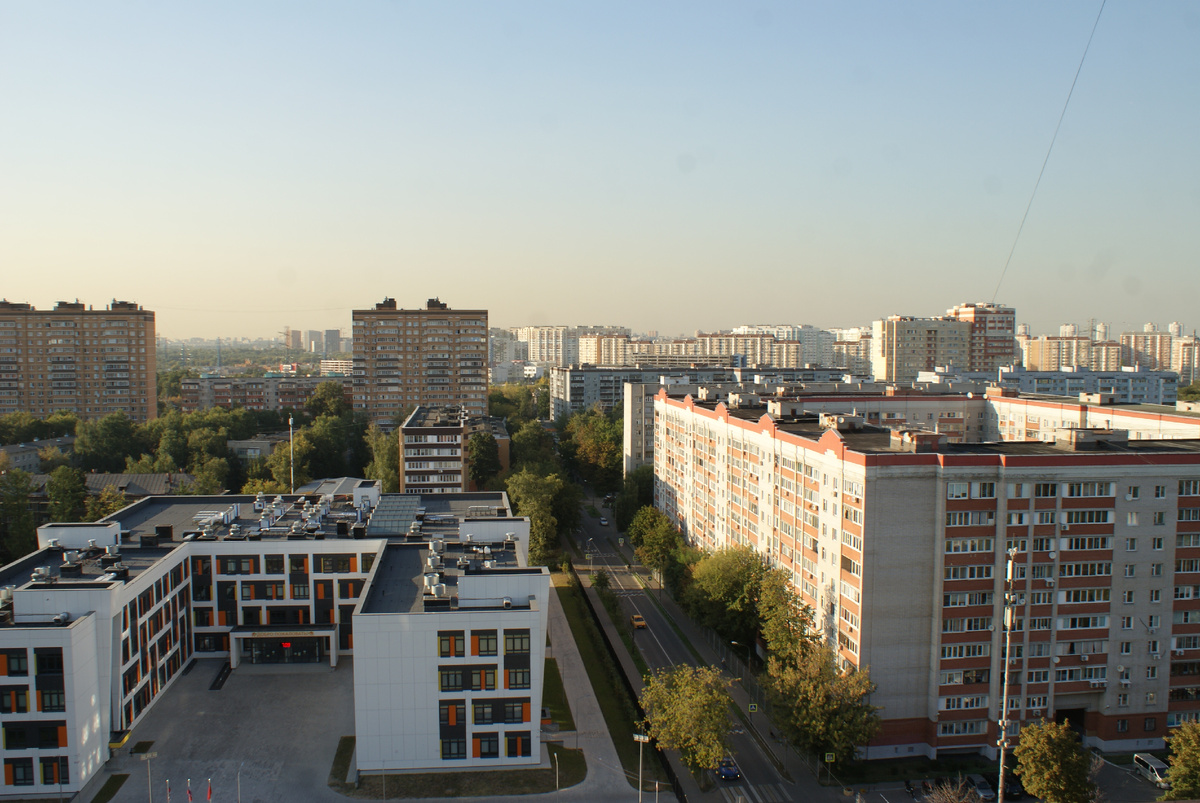Вид на улицу Урицкого в сторону Москвы. Под окнами новая школа от застройщика САС-Инвест, который и занимался реконструкцией квартала еще с 2015 года. 