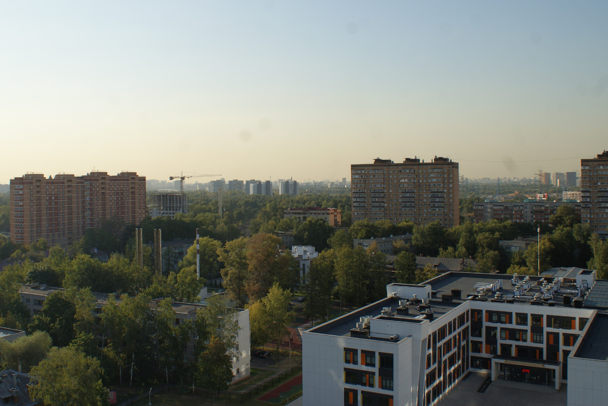 В кадре слева направо - дом у Наташинских прудов по адресу Шевлякова, 8, далее кран - стройка апартаментов от САС-Инвест, дома на заднем фоне за ней - реновация на ул. Каскадной - Москва, район Косино-Ухтомский, ВАО. Монолитно-кирпичный 17-этажный дом - тоже от застройщика САС, проект "Влюберцы, 1 очередь.