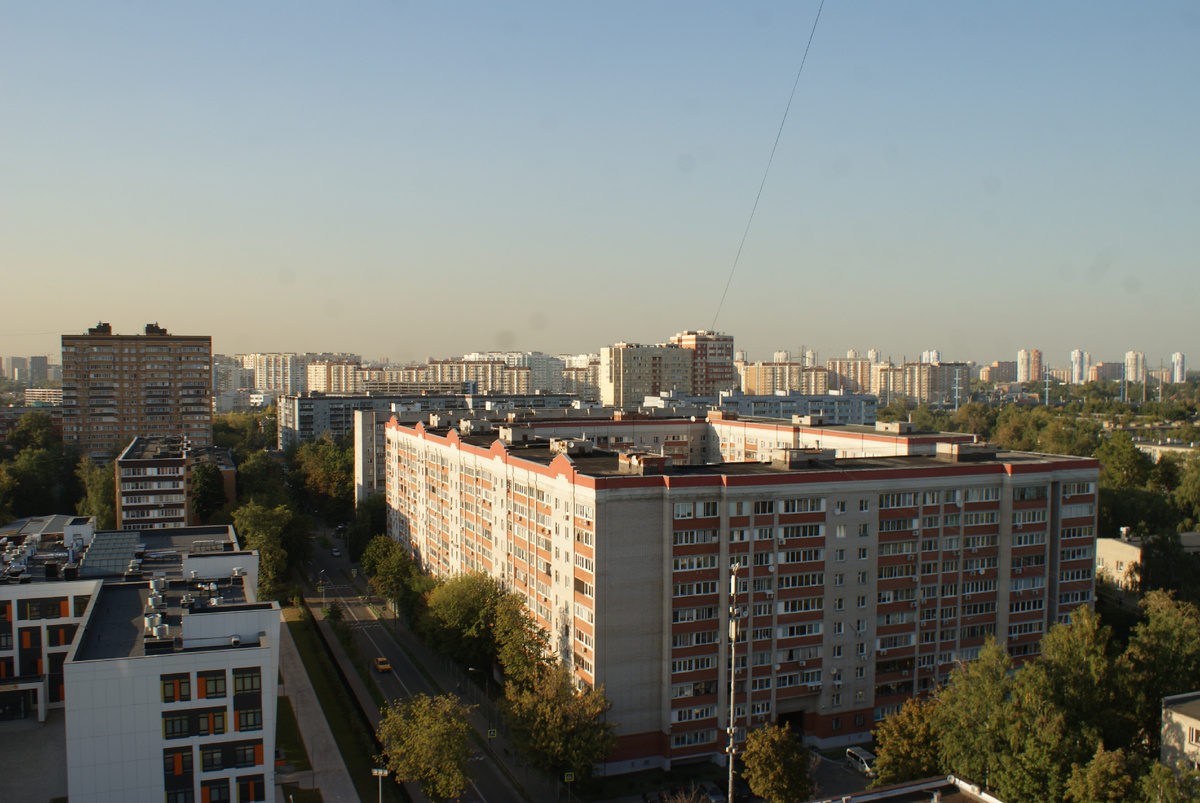 За школой 17-этажный дом от САС по адресу 8 марта, 32, за ним виден московский микрорайон Кожухово, строительство которого началось в 2005 году, а в 2019 году в нем открылось 2 станции метро: Ул. Лухмановская и Улица Дмитриевского, расстояние от которых до нашего Объекта 15-17 минут пешком. 