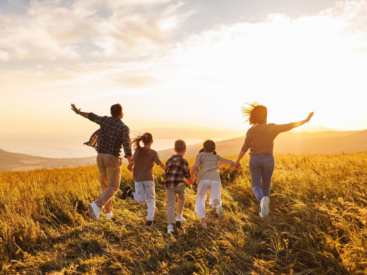    Многодетная семья © iStock.com / evgenyatamanenko