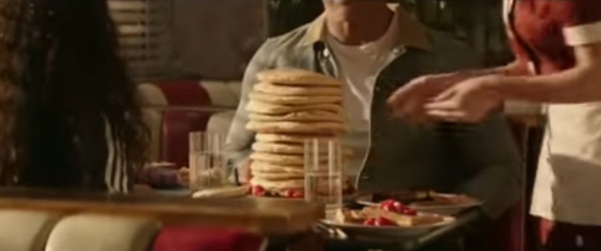 1. Чтобы такую гору блинов сожрать за раз нужно как минимум три таких Хобса. Да там роту голодных солдат накормить можно.