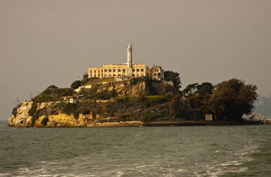 Считалось, что федеральная тюрьма Алькатрас защищена от побегов, но в 1962 году трем заключенным удалось сбежать с острова. 
