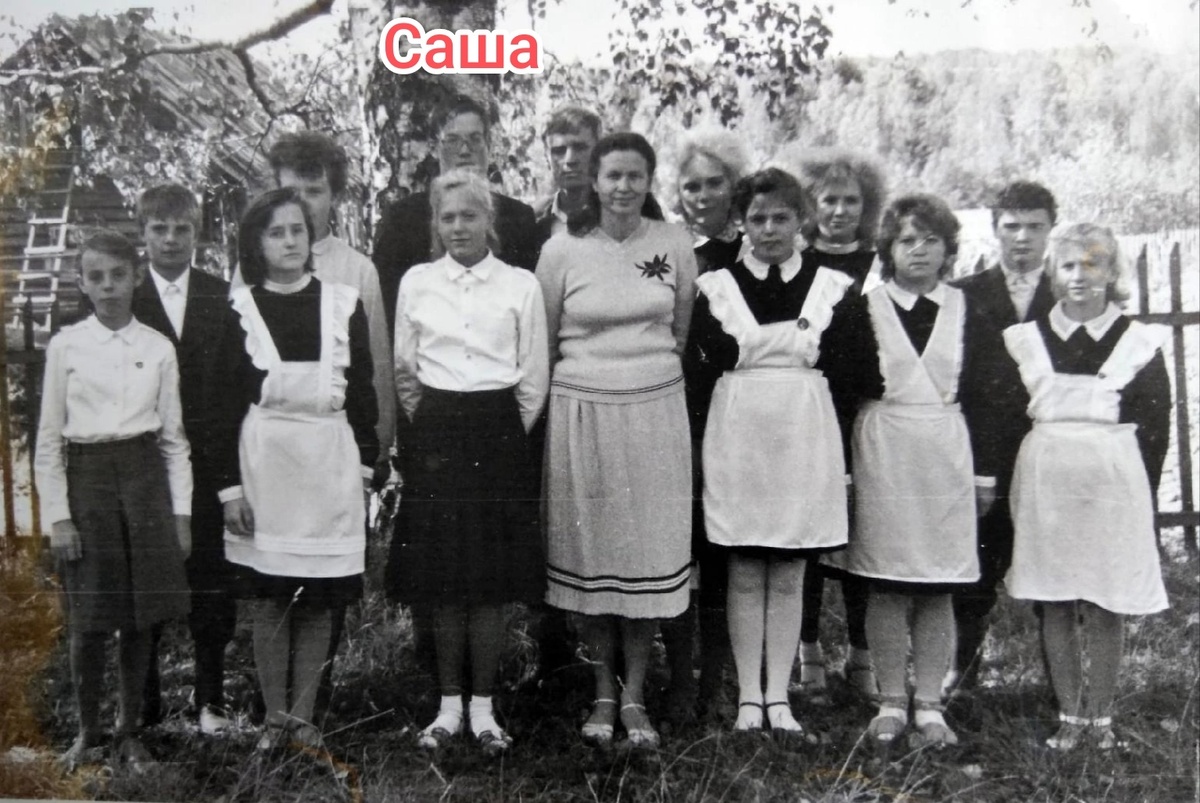 Сашу я отметила, а меня вы наверняка все узнали. Троих человек с этой фотографии уже нет рядом с нами