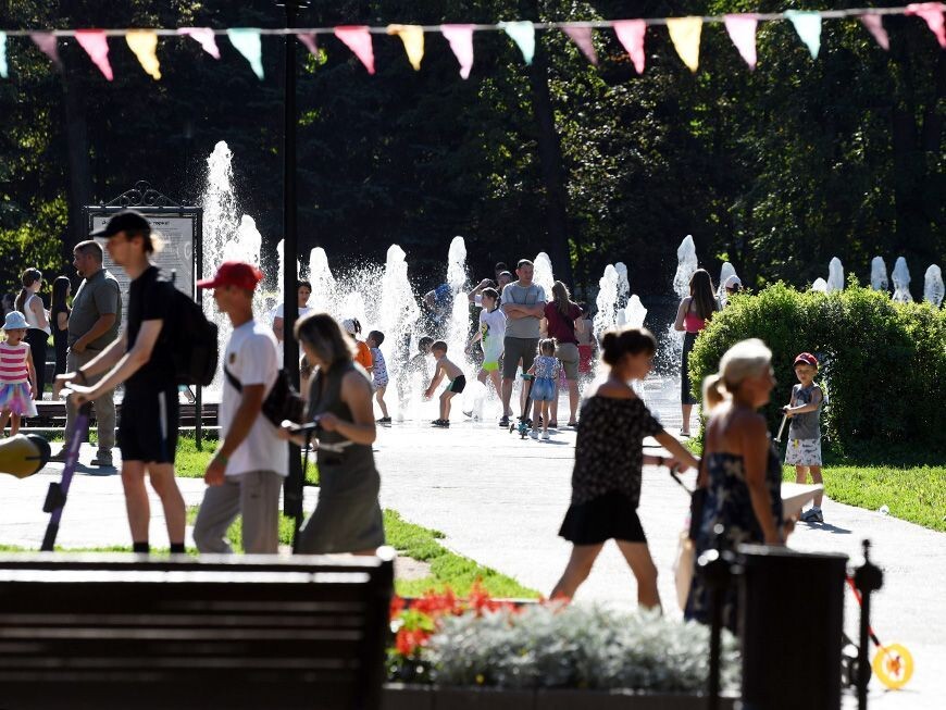     Люди гуляют в парке, Источник: kzn.ru Автор фото: Денис Гордийко