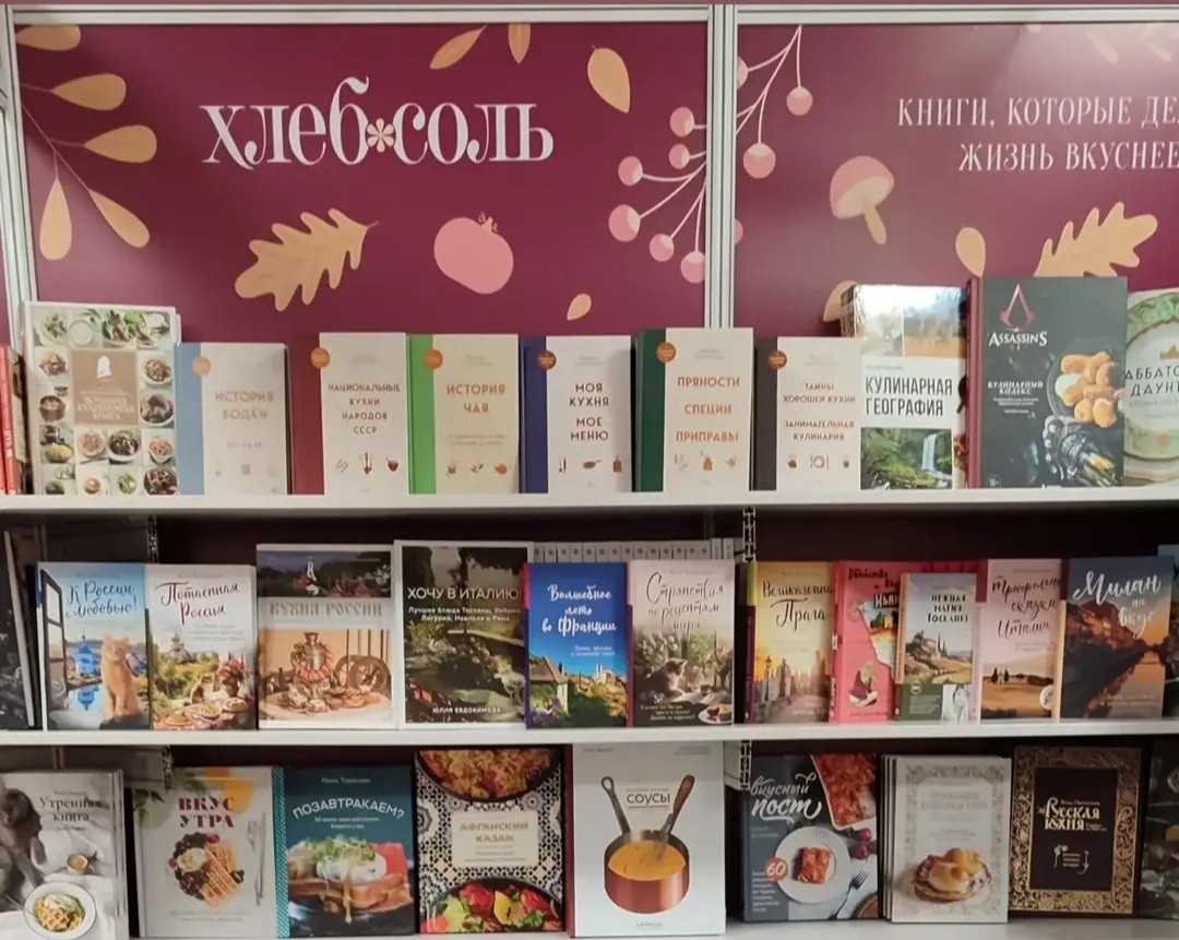 мои книжечки красиво встали на полке))) еще больше порадовало, что на второй день полочка поредела)))