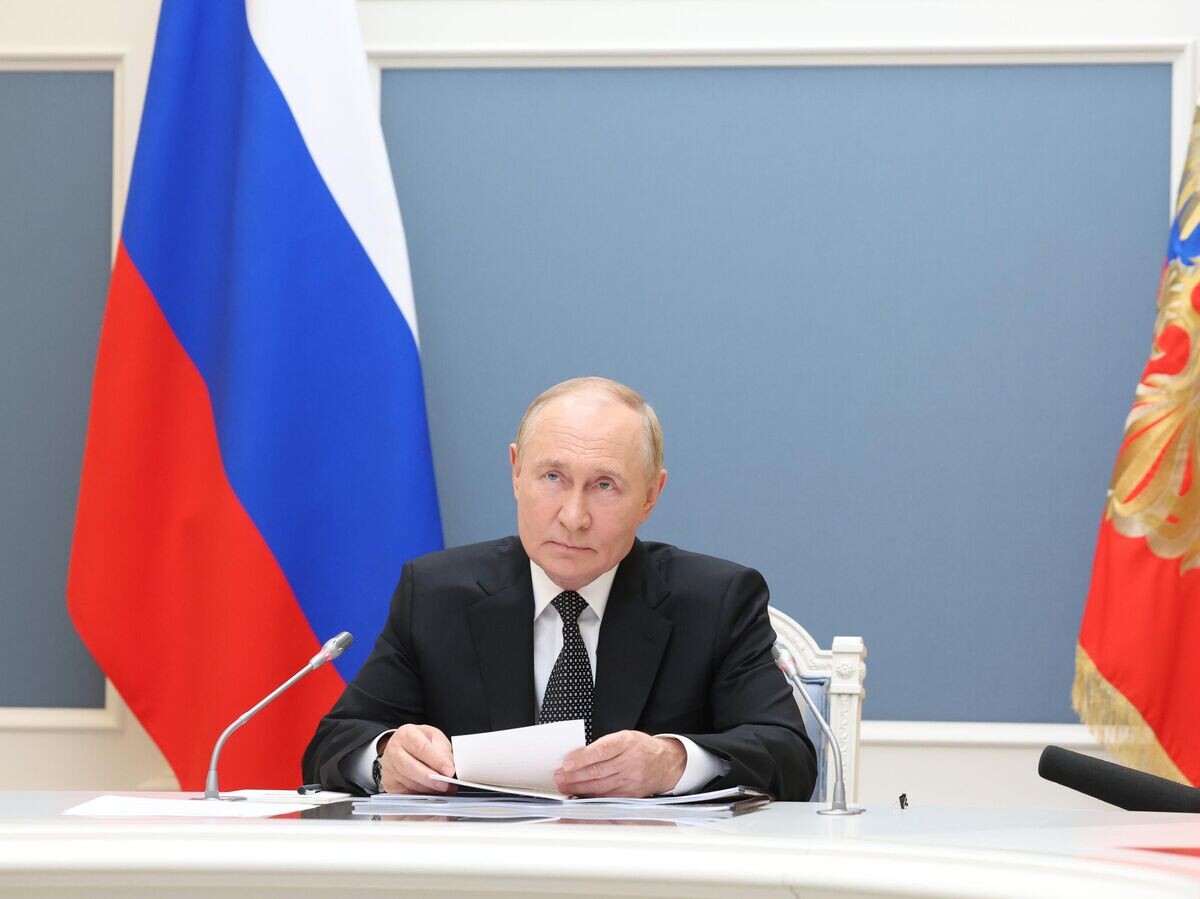    Президент РФ, верховный главнокомандующий Владимир Путин в режиме телемоста принимает участие в начале активной фазы стратегического командно-штабного учения "Океан-2024"© РИА Новости / POOL