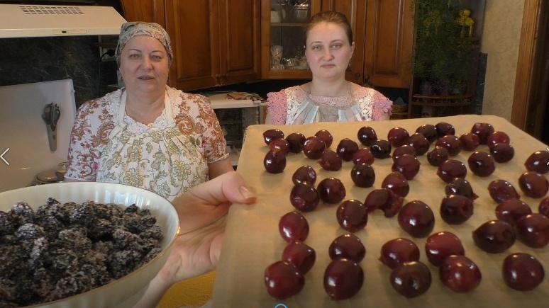 Балабушки- сухое варенье из черешни и клубники