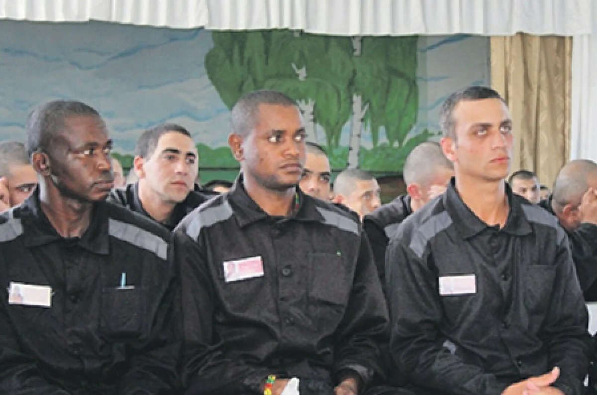 Колония строгого режима. В нем сидят заключенные. Колония строгого режима. Зек на кортах. Осужденные иностранцы.