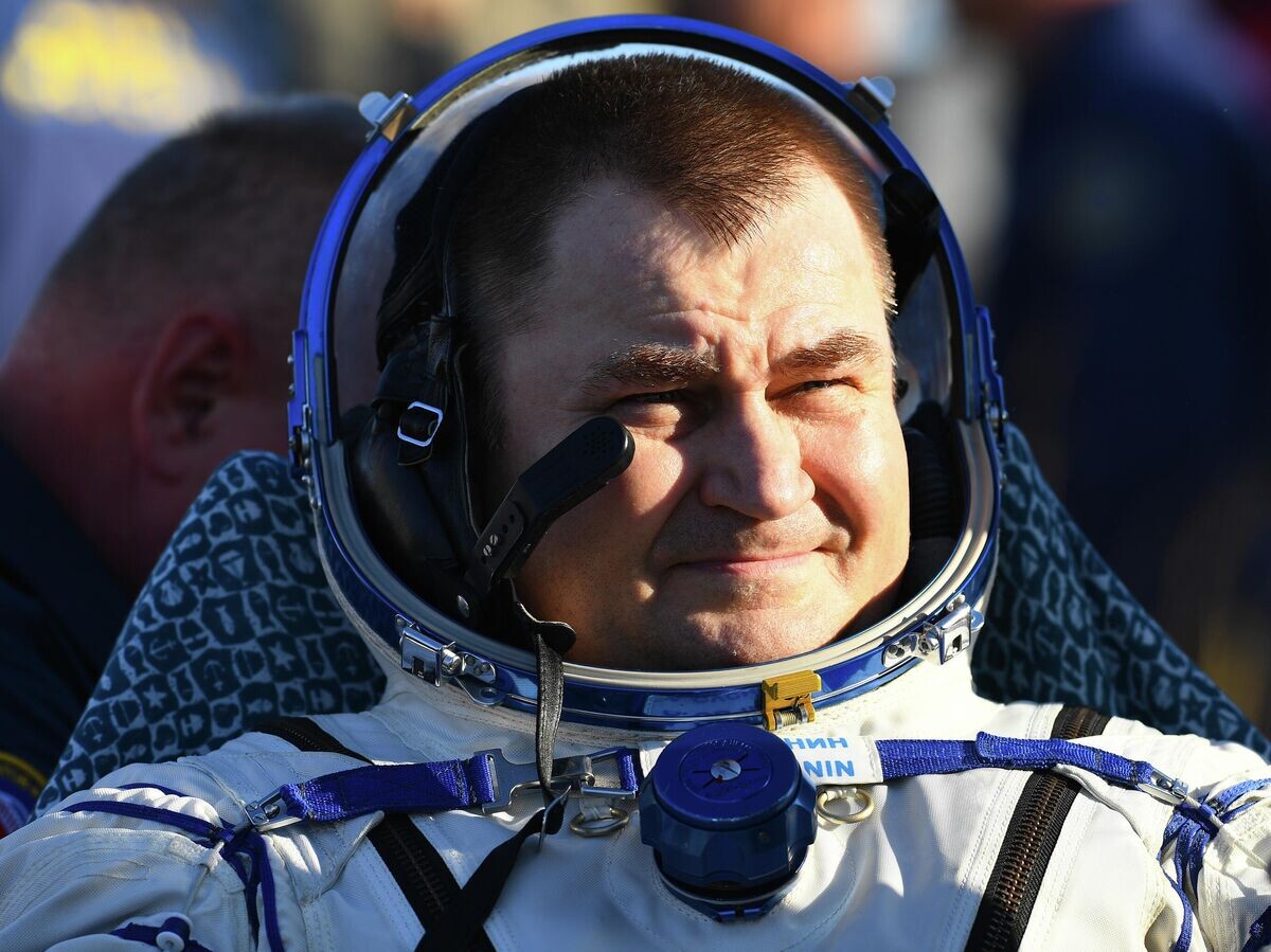    Член основного экипажа 59/60-й длительной экспедиции на МКС космонавт Роскосмоса Алексей Овчинин после посадки спускаемого аппарата пилотируемого космического корабля "Союза МС-12"© РИА Новости / Сергей Мамонтов