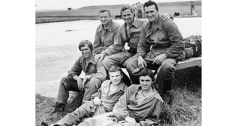 С сослуживцами в Афганистане. Вячеслав Ярцев (крайний справа в первом ряду)