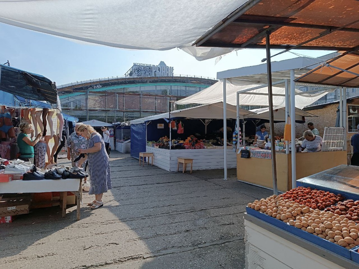 До недавних пор Московский рынок был похож на что-то хаотичное: время от времени здесь стихийно появлялись ларьки с шаурмой и неизменно торговали бабушки. Фото: © Елена Фенина / «Татар-информ»