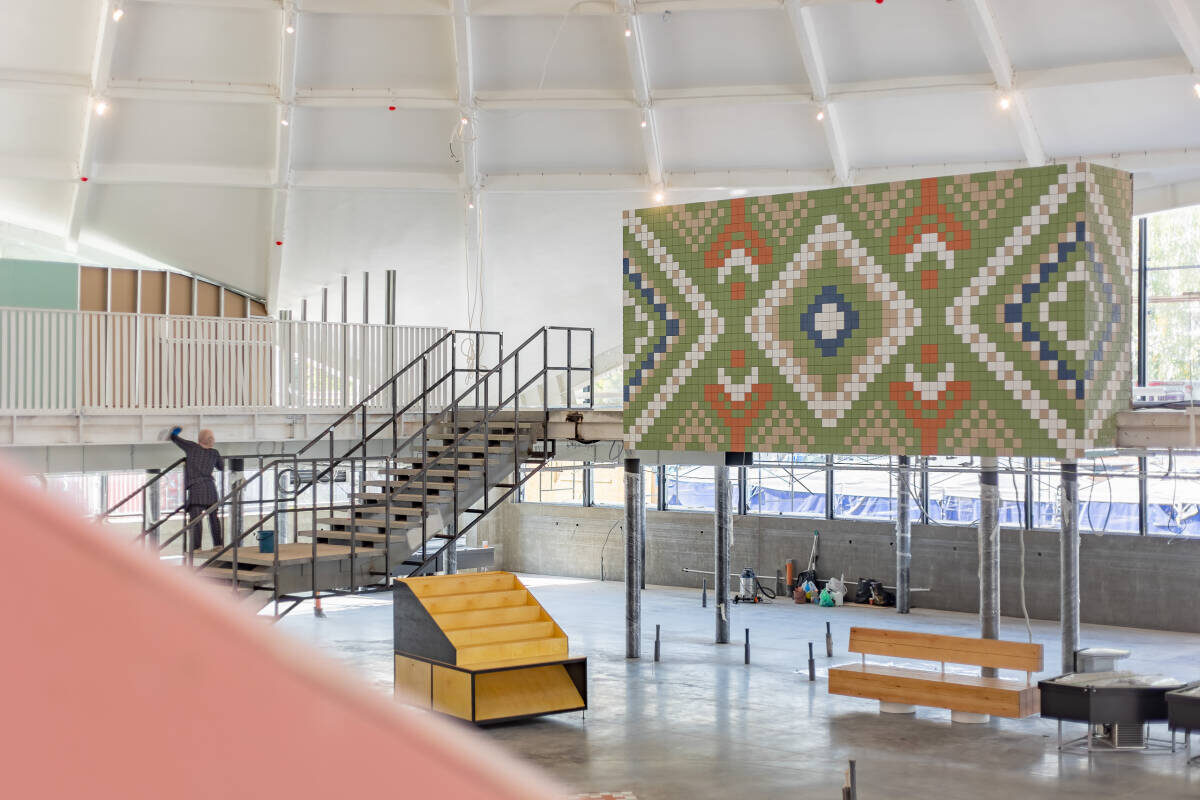 ​Первый этап реконструкции почти завершен – также завершены некоторые декоративные элементы – один из них мозаичный ковер в центре лабаза, символизирующий уличную торговую площадь. Фото: предоставлено администрацией Кировского и Московского районов