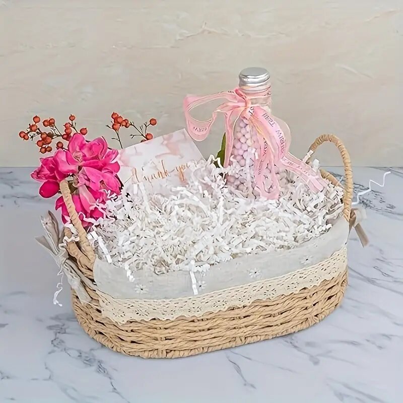 Белый гофрированный наполнитель в подарочной корзине на день учителя