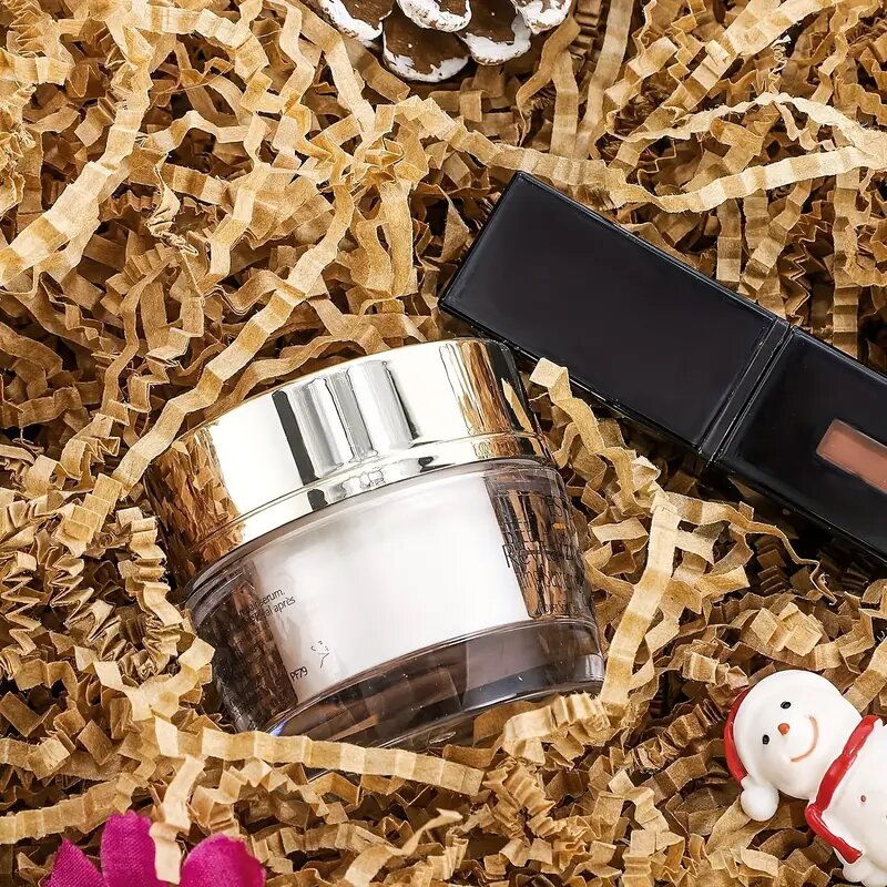 Косметика упакованная в крафтовый наполнитель для подарков на день учителя или юбилей