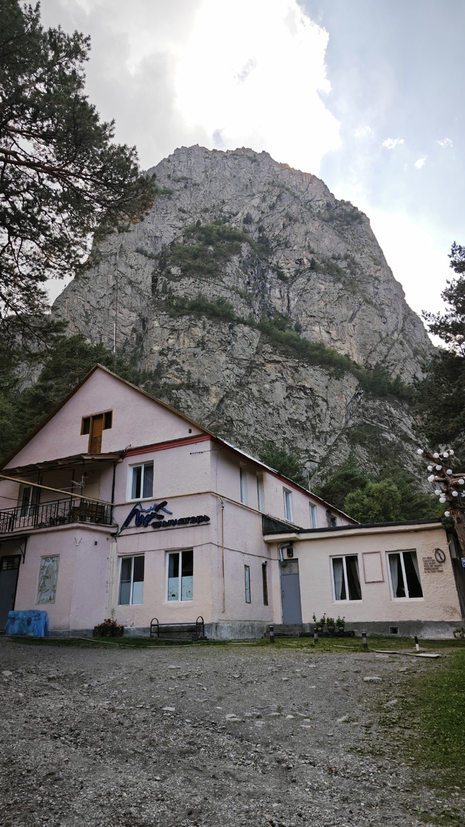 Позади корпуса альплагеря гора Монах