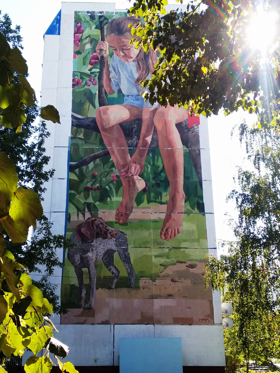 Девочка на дереве