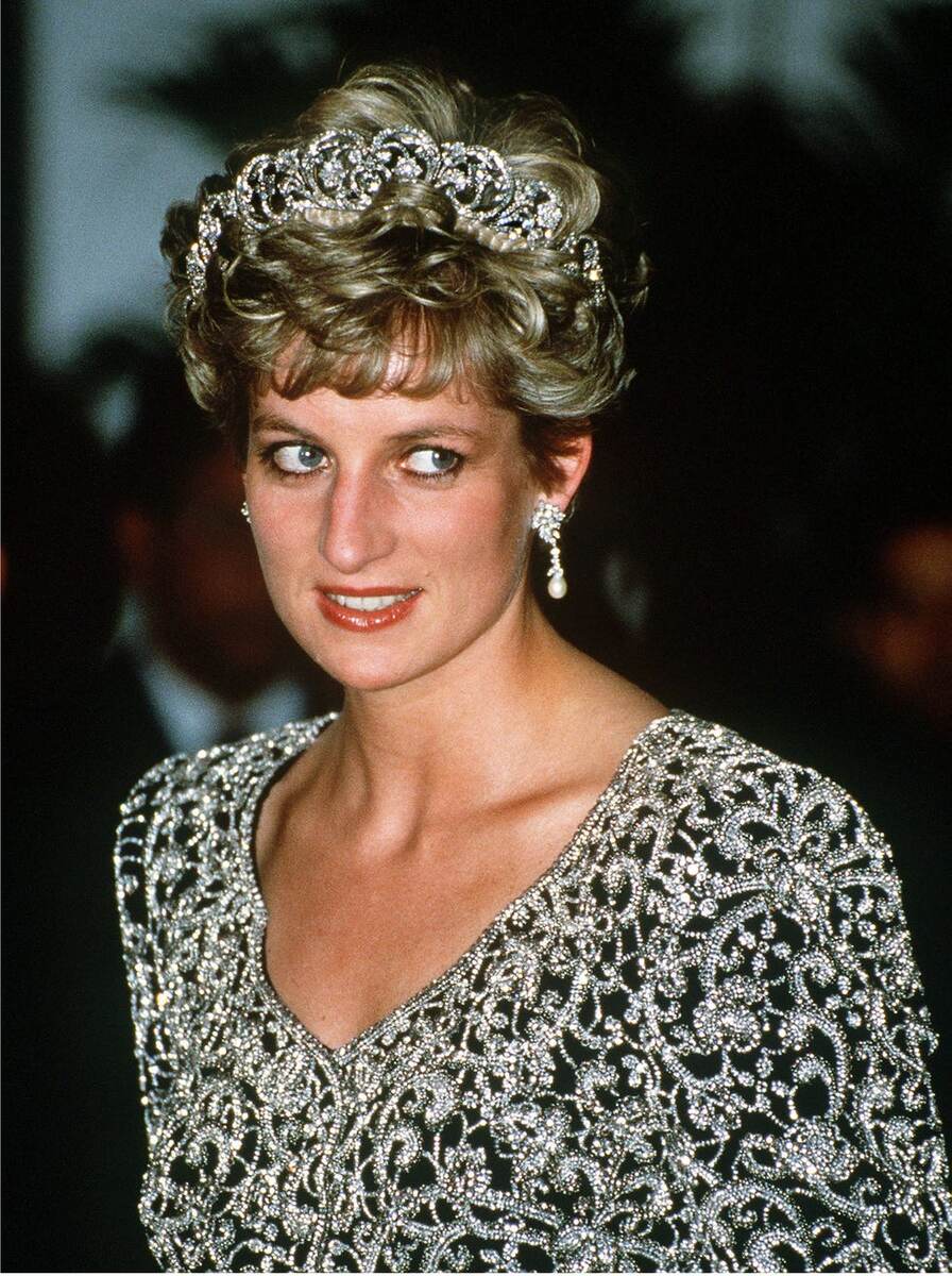 Тиара, Диана, платье от Кэтрин Уокер. Индия, 1992-й. Фото https://hips.hearstapps.com.