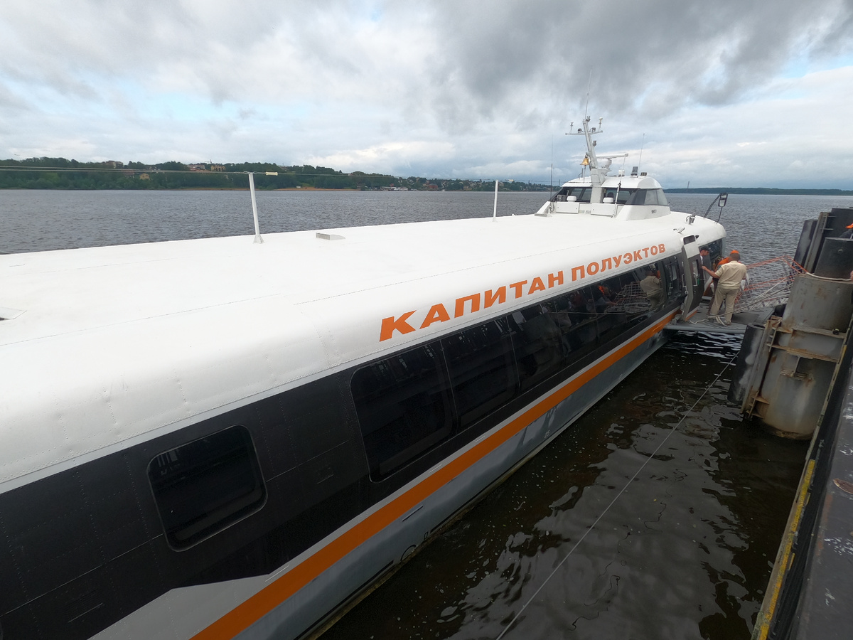 «Метеор 120Р-4» «Капитан Полуэктов» на причала в Костроме