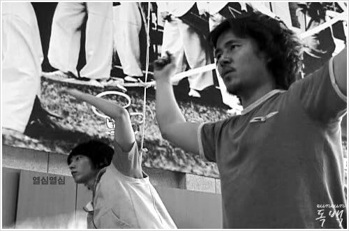 Pin подбросил редкие кадры тренировки 23-летнего Джунечки. Вместе с Кам У Соном (делателем актеров) Джунги учится ходить по канату.