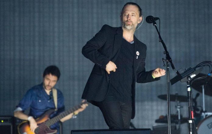 Том Йорк и Колин Гринвуд из Radiohead выступают во второй день фестиваля Гластонбери на ферме Уорти, Пилтон 23 июня 2017 года. фото: Самир Хуссейн/Redfern