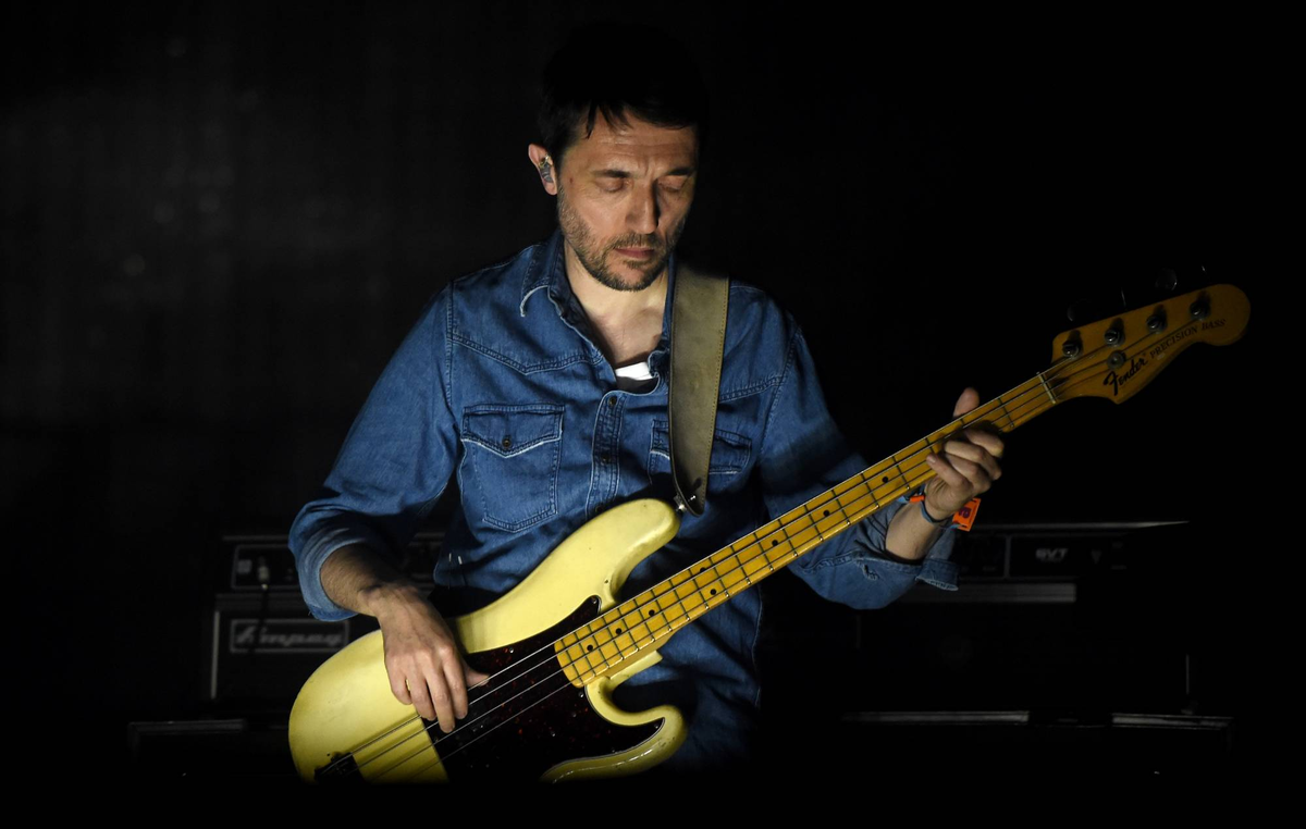 Колин Гринвуд из Radiohead выступает в первый день фестиваля Coachella Valley Music And Arts Festival в Empire Polo Club 14 апреля 2017 года в Индио, Калифорния. фото: Кевин Уинтер/Getty Images для Coachella.