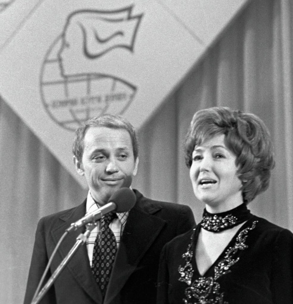 Ведущие КВН 1960-х Александр Масляков и Светлана Жильцова. Фото взято с ресурса Яндекс.Картинки 