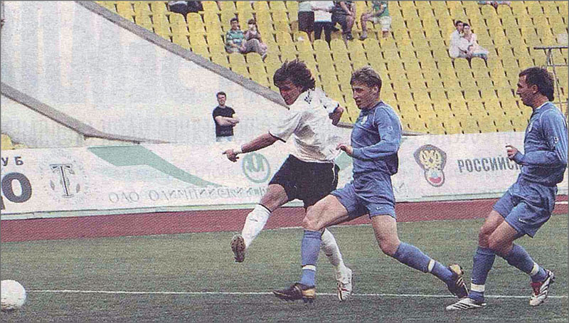 «Торпедо» - «Динамо» (Брянск) - 3:0. Торпедовец Владимир Воскобойников забивает третий мяч в ворота гостей.