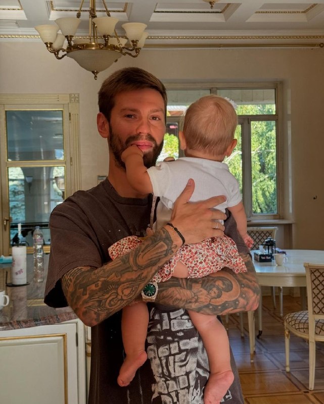    Федор Смолов с дочерью ЛоройСоцсети