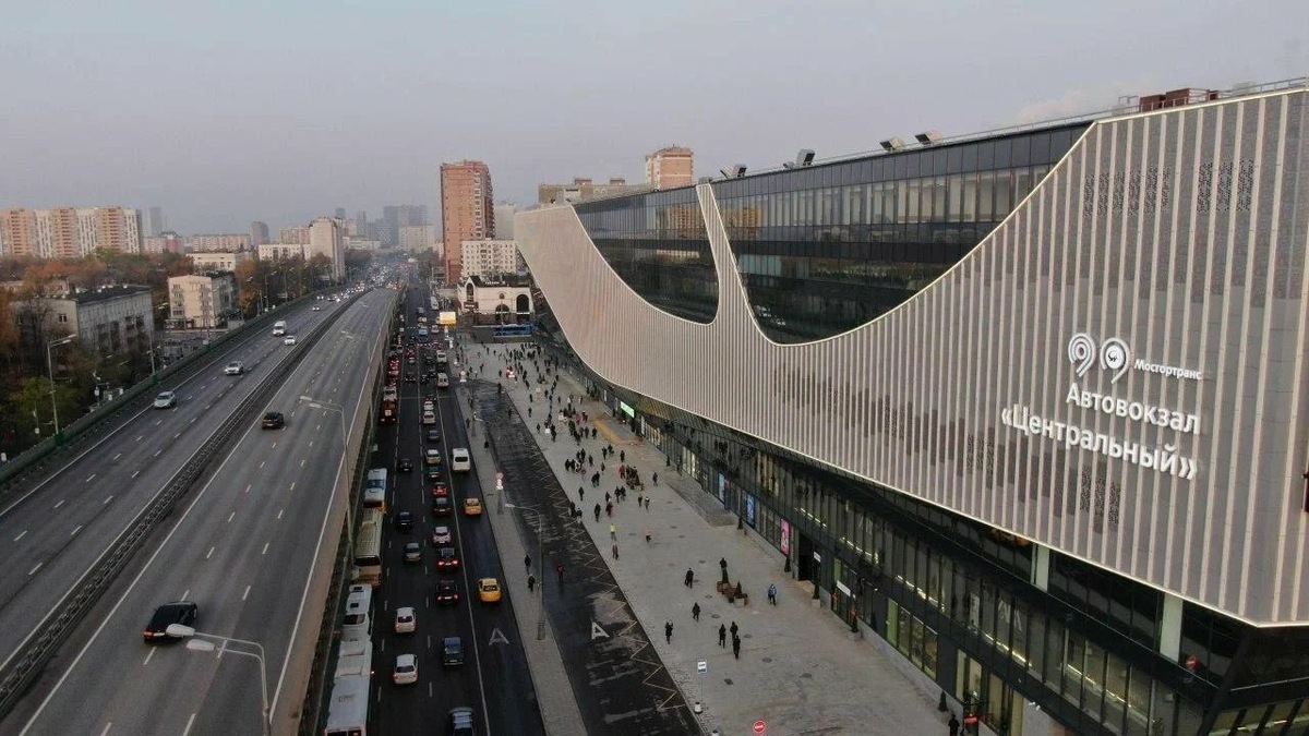 Центральный (Щёлковский) автовокзал находится в шаговой доступности от метро «Щёлковская» и обслуживает международные и пригородные рейсы автобусов. Источник: Яндекс Карты