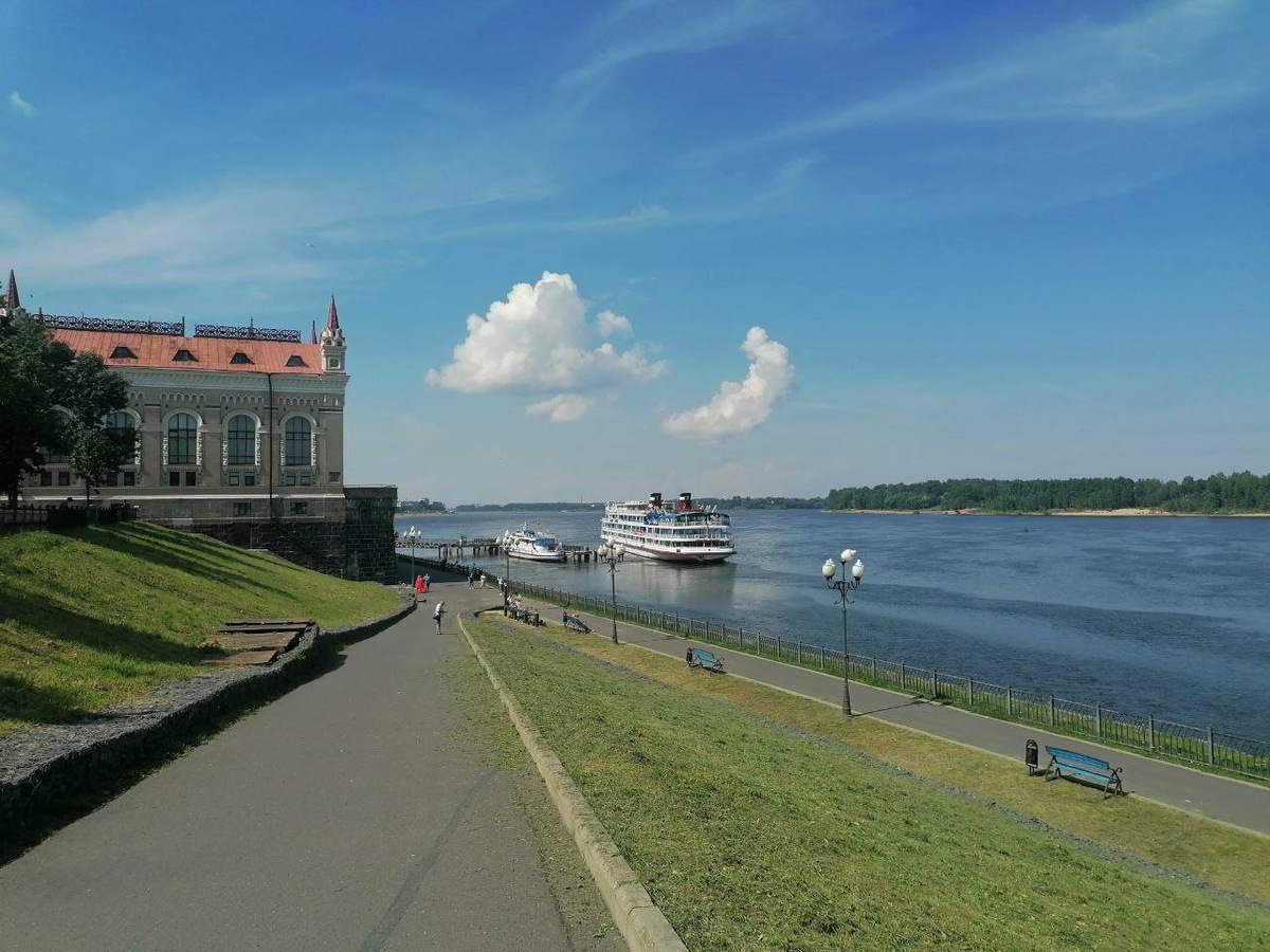 Город расположен в 82 км от Ярославля. 