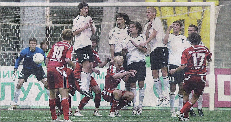 «Торпедо» - «Звезда» (Иркутск) - 1:2. Иркутянин Евгений Марков забивает второй мяч в ворота «Торпедо». Слева направо вратарь торпедовцев Максим Кабанов и полевые игроки команды (в белом) Денис Тумасян, Владимир Воскобойников, Любомир Кантонистов, Дмитрий Ленцевич, Виктор Земченков и Андрей Соломатин.