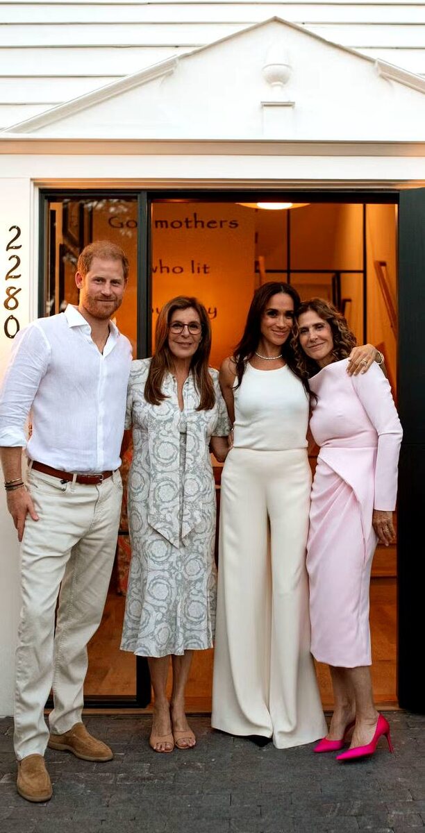 Герцоги с основателями " Крестных матерей" Викторией Джексон (в центре слева) и Дженнифер Рудольф Уолш (справа).