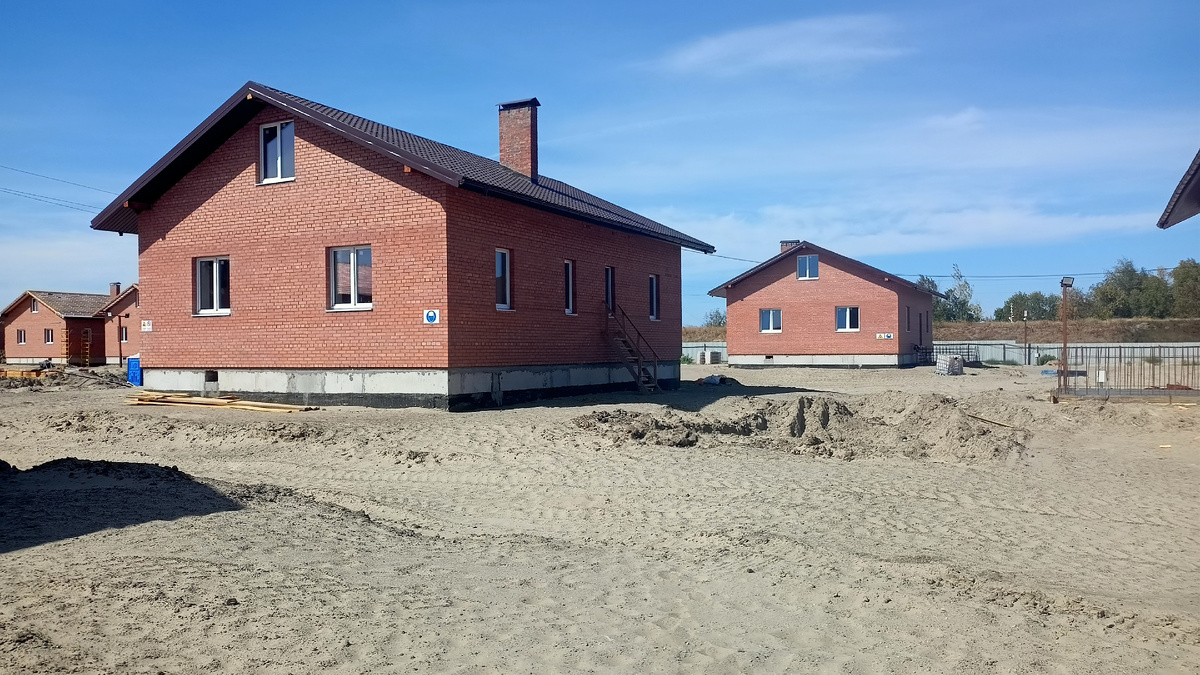 Вот такие коттеджи мы строим в Ростовской области. Красивые, уютные. Только земля один песок. Все таки берег Дона.)