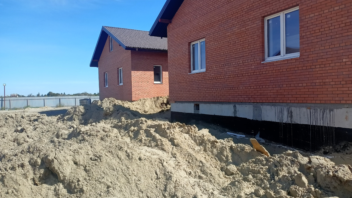 Надеюсь, после от сделки домов, вокруг них будет насыпан чернозём. В Ростовской области он шикарный!