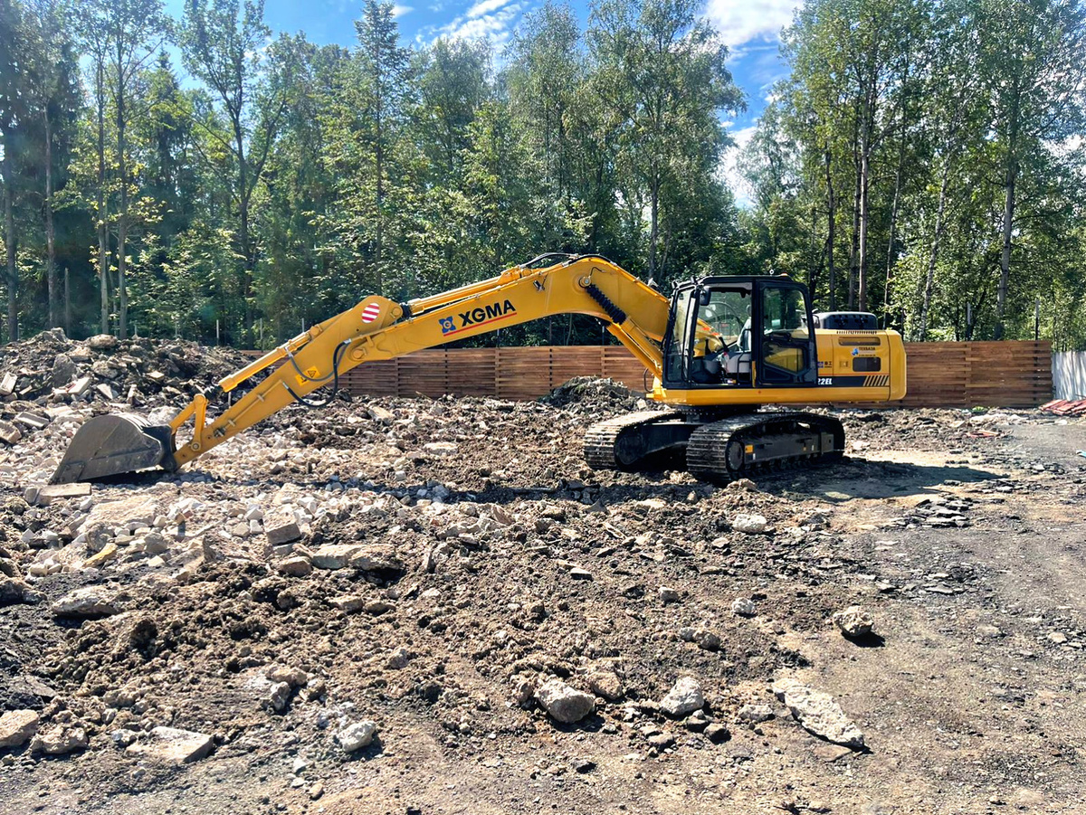 Гусеничный экскаватор XGMA на стройплощадке
