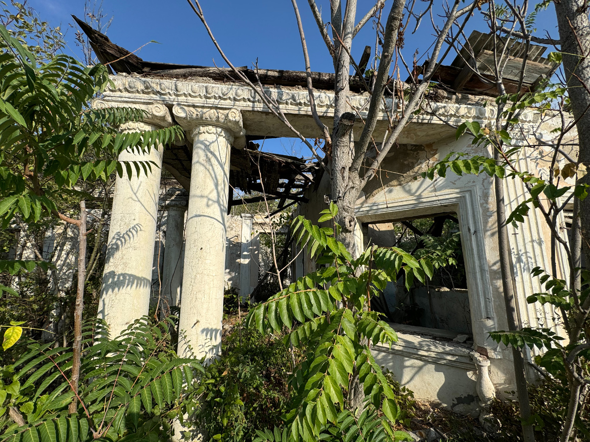 Останки какого-то советского санатория. Микрорайон Голубая бухта. Геленджик. Фото из архива автора