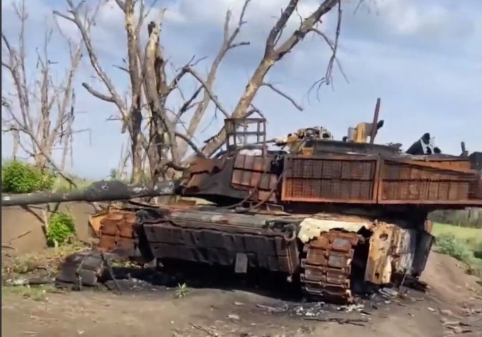 Заглавное фото: хорошенько прожаренный Abrams M1A1 SA UKR в районе н.п. Селидово на Покровском направлении, источник – Телеграм-канал Осведомитель