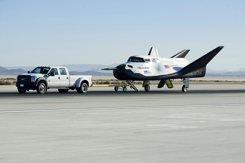 Выкатка летного образца Dream Chaser на взлетную полосу. Фото: Sierra Nqvada Corporation