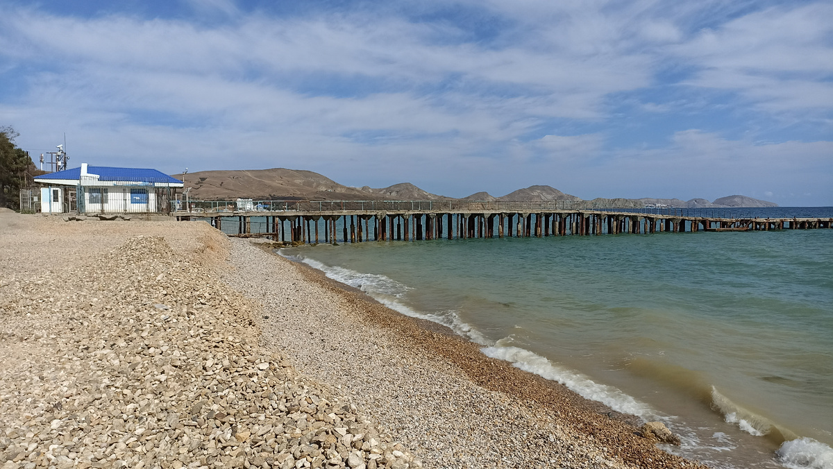 Вид на Тихую бухту, на ту сторону набережной, где дельфинарий.