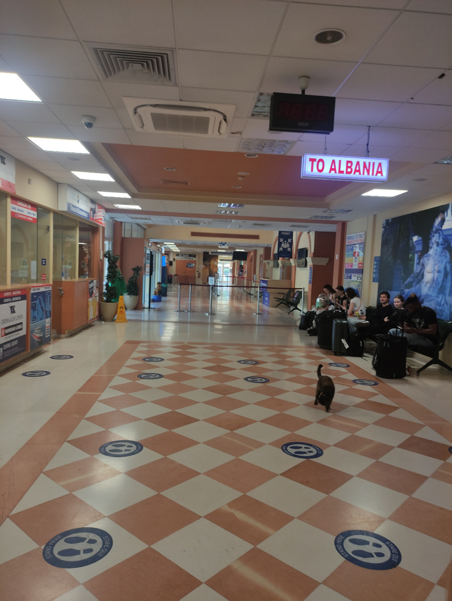 Терминал в порту Корфу. Люди проходили паспортный контроль и нужно было выйти на улицу и ждать отправление парома. 