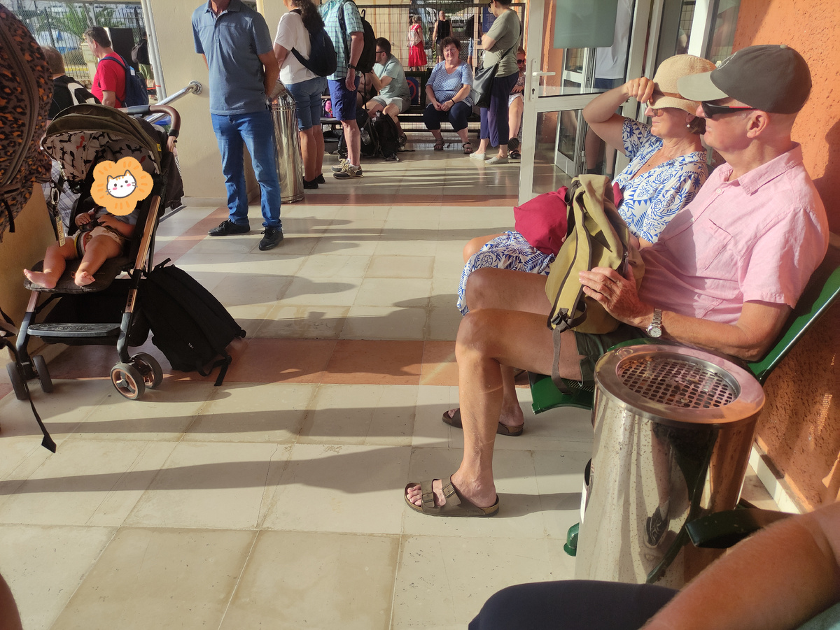 Вот на таком небольшом клочке находилось 2 младенца (одного я кошечкой закрыла, а второй спрятался за мужчиной в зелёной рубашке), просто дети (их я уже не считаю) и примерно 4-5 курильщиков. Несмотря на то, что это открытый воздух - дымом дышали все присутствующие. Может им и нормально, но мы были в шоке. 