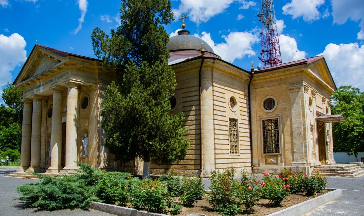 Западный фасад с четырехколонным портиком. Источник: avatars.mds.yandex.net