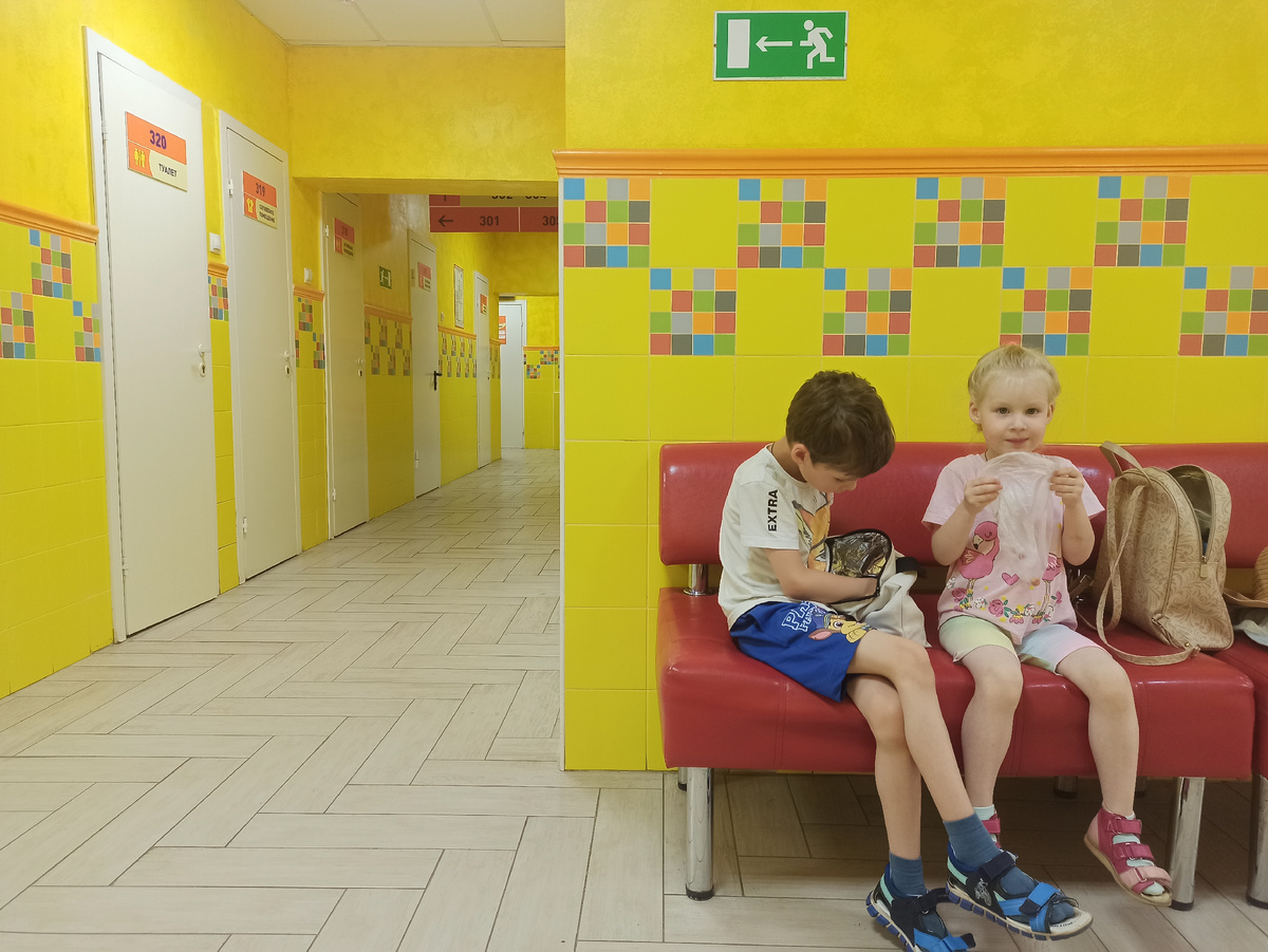 Есть комната матери и ребёнка. При этом кормить грудью возможно только стоя. 