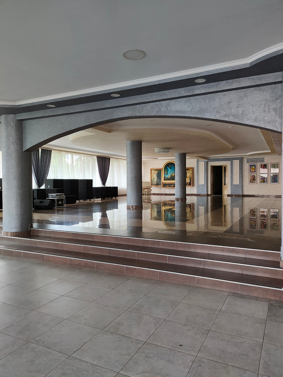 Пока мы ждали экскурсовода на крыльце, то одним глазком успели заглянуть в холл пинского ДК. Фото автора.